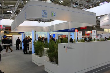 Hannover, Almanya - 13 Mart: de-stand posta üzerinde 13 Mart 2014 CeBIT bilgisayar Fuarı, hannover, Almanya. dünyanın en büyük bilgisayar Fuarı CeBIT olduğunu