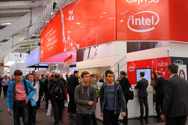 HANNOVER, ALLEMAGNE - 13 MARS : Stand de Fujitsu Intel le 13 mars 2014 à CEBIT computer expo, Hanovre, Allemagne. CeBIT est la plus grande expo informatique au monde — Photo
