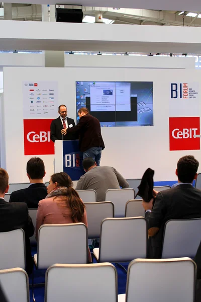 HANNOVER, GERMANY - MARCH 13: Business Intelligence Forum 13. mars 2014 på CEBIT computer expo, Hannover, Tyskland. CeBIT er verdens største datamaskinexpo – stockfoto