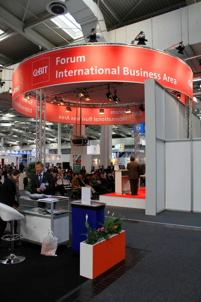 HANNOVER, ALEMANIA - 13 DE MARZO: Foro Internacional del Área de Negocios el 13 de marzo de 2014 en CEBIT computer expo, Hannover, Alemania. CeBIT es la mayor exposición de ordenadores del mundo —  Fotos de Stock