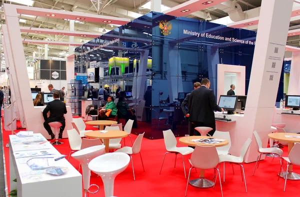 HANNOVER, ALEMANIA - 13 DE MARZO: Stand del Ministerio de Educación y Ciencia de Rusia, el 13 de marzo de 2014, en CEBIT computer expo, Hannover, Alemania. CeBIT es la mayor exposición de ordenadores del mundo — Foto de Stock