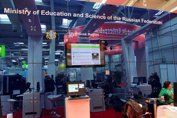 Hannover, deutschland - 13. märz: stand des russischen ministeriums für bildung und wissenschaft am 13. märz 2014 auf der cebit computer expo, hannover, deutschland. Die Cebit ist die weltgrößte Computermesse — Stockfoto