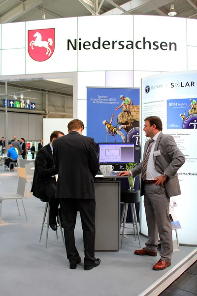 汉诺威，德国-3 月 13 日： 在 2014 年 3 月 13 日在汉诺威计算机博览会汉诺威，德国上的立场而著称。cebit 是世界上最大的电脑资讯产品博览会 — 图库照片