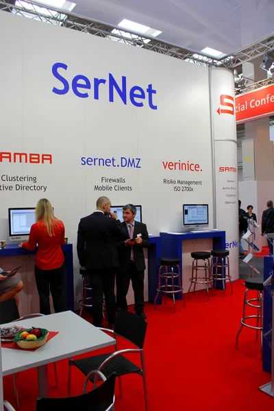 Hannover, deutschland - 13. märz: der stand von sernet am 13. märz 2014 auf der cebit computer expo, hannover, deutschland. Die Cebit ist die weltgrößte Computermesse — Stockfoto