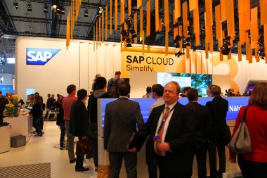 Hannover, Almanya - 13 Mart: sap kürsüye 13 Mart 2014 CeBIT bilgisayar Fuarı, hannover, Almanya. dünyanın en büyük bilgisayar Fuarı CeBIT olduğunu