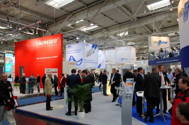 Hannover, Almanya - 13 Mart: tisoware kürsüye 13 Mart 2014 CeBIT bilgisayar Fuarı, hannover, Almanya. dünyanın en büyük bilgisayar Fuarı CeBIT olduğunu