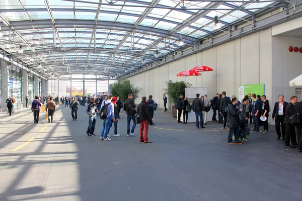 HANNOVER, ALLEMAGNE - 13 MARS : Le passage couvert entre les salles d'exposition le 13 mars 2014 à CEBIT computer expo, Hanovre, Allemagne. CeBIT est la plus grande expo informatique au monde — Photo