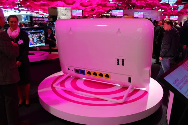 HANNOVER, ALLEMAGNE - 13 MARS : Le stand de Deutsche Telekom le 13 mars 2014 à CEBIT computer expo, Hanovre, Allemagne. CeBIT est la plus grande expo informatique au monde — Photo