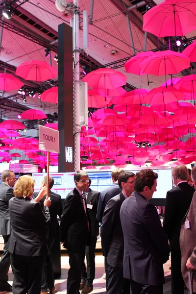 HANNOVER, GERMANIA - 13 MARZO: Lo stand di Deutsche Telekom il 13 marzo 2014 presso CEBIT computer expo, Hannover, Germania. CeBIT è la più grande fiera di computer del mondo — Foto Stock