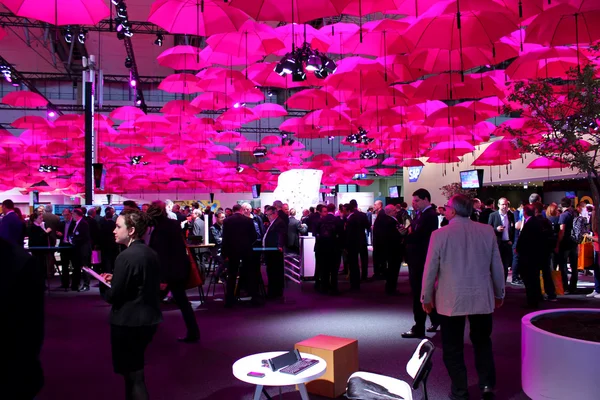 HANNOVER, ALEMANHA - MARÇO 13: O stand da Deutsche Telekom em 13 de março de 2014 na CEBIT Computer Expo, Hannover, Alemanha. CeBIT é a maior exposição de computadores do mundo — Fotografia de Stock