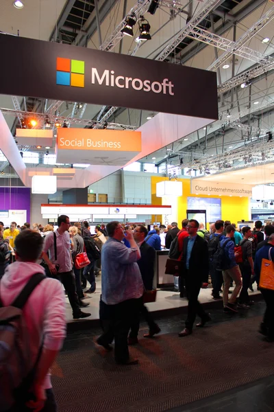 Гановер, Німеччина - 13 березня: стенд microsoft на 13 березня 2014 році на cebit комп'ютер expo, Ганновер, Німеччина. CeBIT є найбільший у світі комп'ютер expo — стокове фото