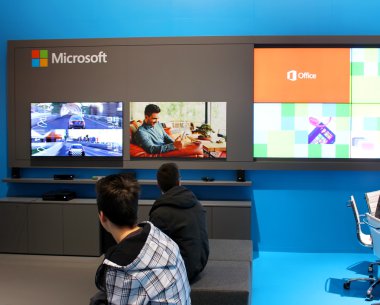 Hannover, Almanya - 13 Mart: microsoft kürsüye 13 Mart 2014 CeBIT bilgisayar Fuarı, hannover, Almanya. dünyanın en büyük bilgisayar Fuarı CeBIT olduğunu