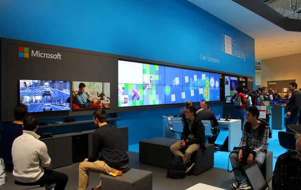 HANNOVER, ALEMANHA - 13 DE MARÇO: O stand da Microsoft em 13 de março de 2014 na CEBIT Computer Expo, Hannover, Alemanha. CeBIT é a maior exposição de computadores do mundo — Fotografia de Stock