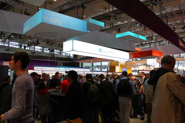 HANNOVER, ALEMANIA - 13 DE MARZO: El stand de Microsoft el 13 de marzo de 2014 en CEBIT computer expo, Hannover, Alemania. CeBIT es la mayor exposición de ordenadores del mundo —  Fotos de Stock