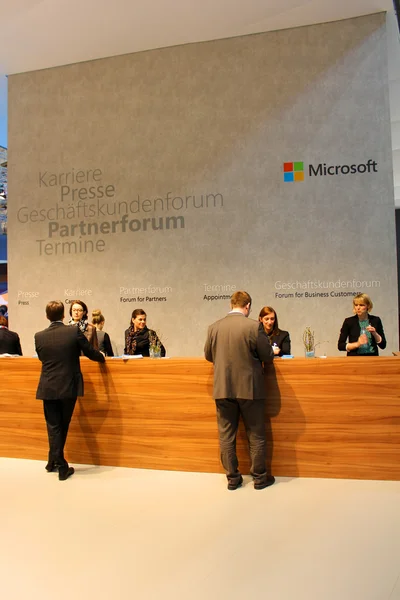 HANNOVER, ALEMANHA - 13 DE MARÇO: O stand da Microsoft em 13 de março de 2014 na CEBIT Computer Expo, Hannover, Alemanha. CeBIT é a maior exposição de computadores do mundo — Fotografia de Stock