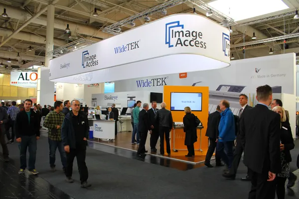 HANNOVER, ALEMANIA - 13 DE MARZO: El stand de Widetek el 13 de marzo de 2014 en CEBIT computer expo, Hannover, Alemania. CeBIT es la mayor exposición de ordenadores del mundo —  Fotos de Stock