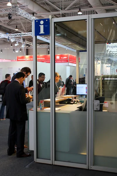 HANNOVER, ALEMANIA - 13 DE MARZO: El stand de información del 13 de marzo de 2014 en CEBIT computer expo, Hannover, Alemania. CeBIT es la mayor exposición de ordenadores del mundo — Foto de Stock