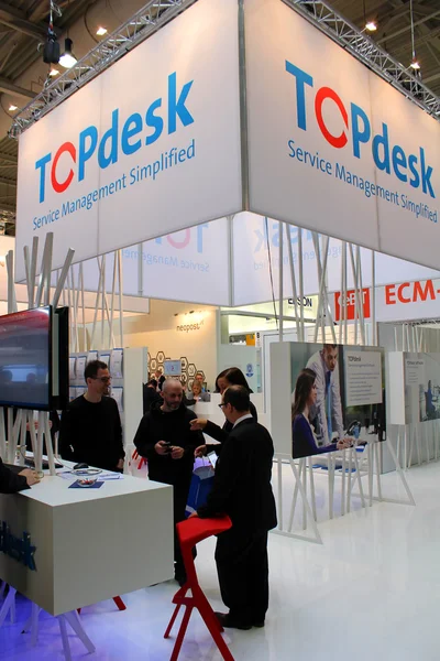 HANNOVER, GERMANIA - 13 MARZO: Lo stand di Topdesk il 13 marzo 2014 presso CEBIT computer expo, Hannover, Germania. CeBIT è la più grande fiera di computer del mondo — Foto Stock