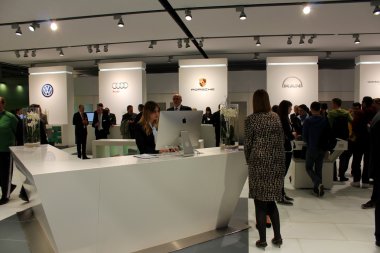 Hannover, Almanya - 13 Mart: volkswagen kürsüye 13 Mart 2014 CeBIT bilgisayar Fuarı, hannover, Almanya. dünyanın en büyük bilgisayar Fuarı CeBIT olduğunu