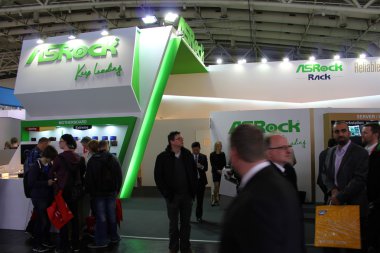 Hannover, Almanya - 13 Mart: asrock kürsüye 13 Mart 2014 CeBIT bilgisayar Fuarı, hannover, Almanya. dünyanın en büyük bilgisayar Fuarı CeBIT olduğunu