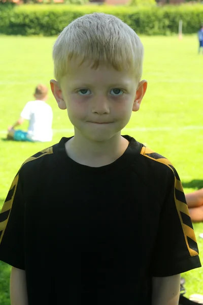 Den unga pojke fotbollspelare — Stockfoto