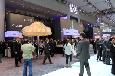 Hannover, Almanya - 13 Mart: IBM kürsüye 13 Mart 2014 CeBIT bilgisayar Fuarı, hannover, Almanya. dünyanın en büyük bilgisayar Fuarı CeBIT olduğunu