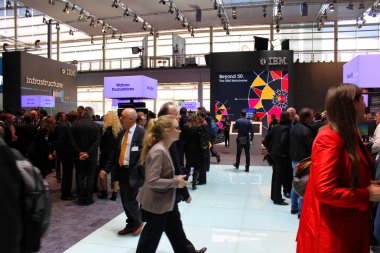 Hannover, Almanya - 13 Mart: IBM kürsüye 13 Mart 2014 CeBIT bilgisayar Fuarı, hannover, Almanya. dünyanın en büyük bilgisayar Fuarı CeBIT olduğunu