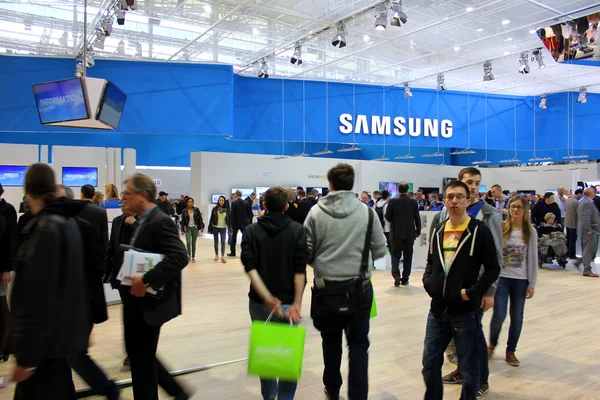 HANNOVER, ALEMANIA - 13 DE MARZO: El stand de Samsung el 13 de marzo de 2014 en CEBIT computer expo, Hannover, Alemania. CeBIT es la mayor exposición de ordenadores del mundo —  Fotos de Stock