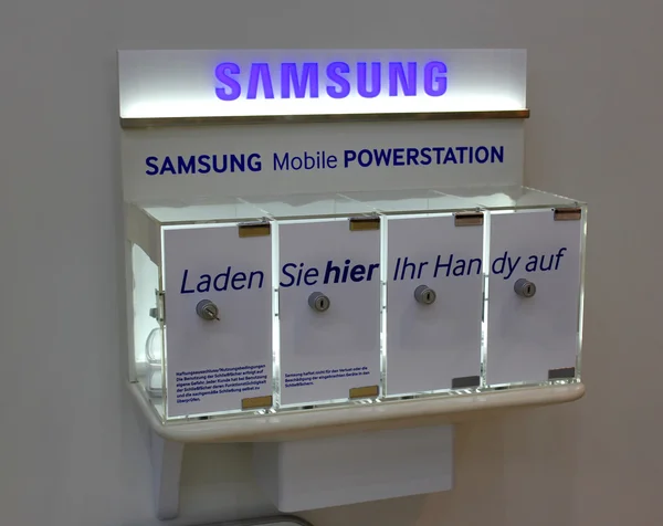 HANNOVER, ALEMANIA - 13 DE MARZO: El stand de Samsung el 13 de marzo de 2014 en CEBIT computer expo, Hannover, Alemania. CeBIT es la mayor exposición de ordenadores del mundo —  Fotos de Stock