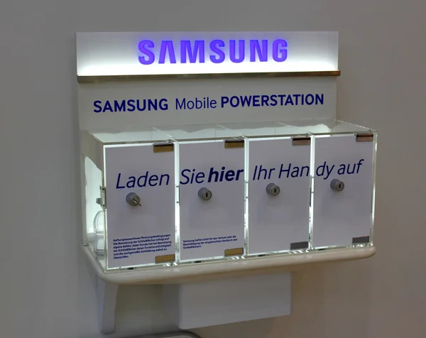 Hannover, Německo - 13. březen: stánek samsung v 13 března 2014 na CeBITu počítač expo, hannover, Německo. CeBIT je největší na světě počítač expo — Stock fotografie