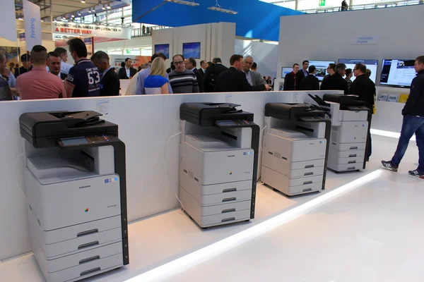 HANNOVER, ALEMANHA - 13 DE MARÇO: O stand da Samsung em 13 de março de 2014 na CEBIT computer expo, Hannover, Alemanha. CeBIT é a maior exposição de computadores do mundo — Fotografia de Stock