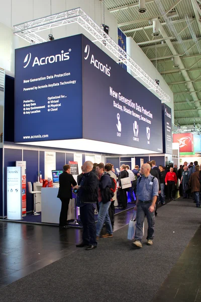 HANNOVER, ALEMANHA - 13 DE MARÇO: O stand da Acronis em 13 de março de 2014 na CEBIT Computer Expo, Hannover, Alemanha. CeBIT é a maior exposição de computadores do mundo — Fotografia de Stock