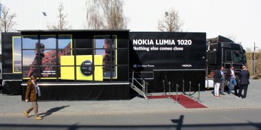 Hannover, Almanya - 13 Mart: kamyon, nokia üzerinde 13 Mart 2014 CeBIT bilgisayar Fuarı, hannover, Almanya. dünyanın en büyük bilgisayar Fuarı CeBIT olduğunu