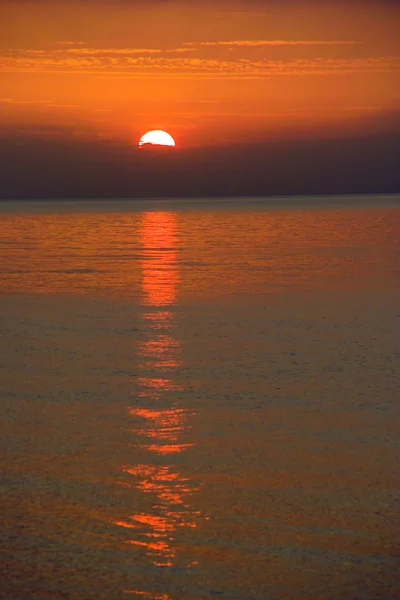 O pôr do sol e o crepúsculo sobre o mar — Fotografia de Stock