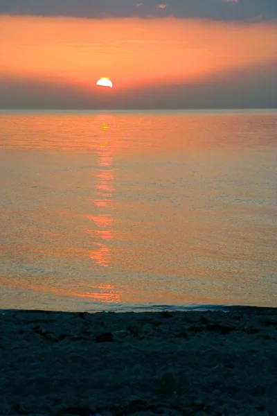 El atardecer y el crepúsculo sobre el mar — Foto de Stock