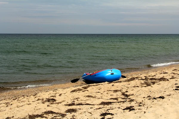 El bote de goma en la orilla del mar —  Fotos de Stock