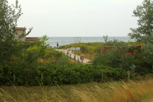 Houten loopbrug naar de zee en het strand — Stockfoto