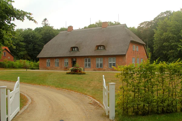 Ancienne villa allemande dans un toit de chaume — Photo