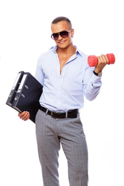 Office klasörleri ile poz yakışıklı bir adam portresi