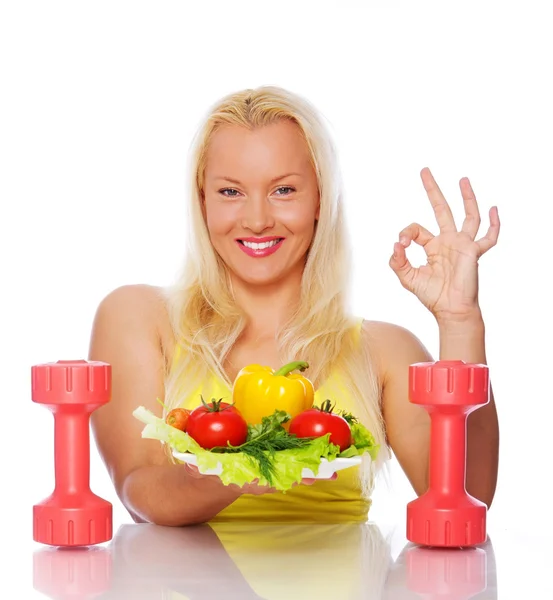 Retrato de vegetariano posando na cozinha com legumes — Fotografia de Stock