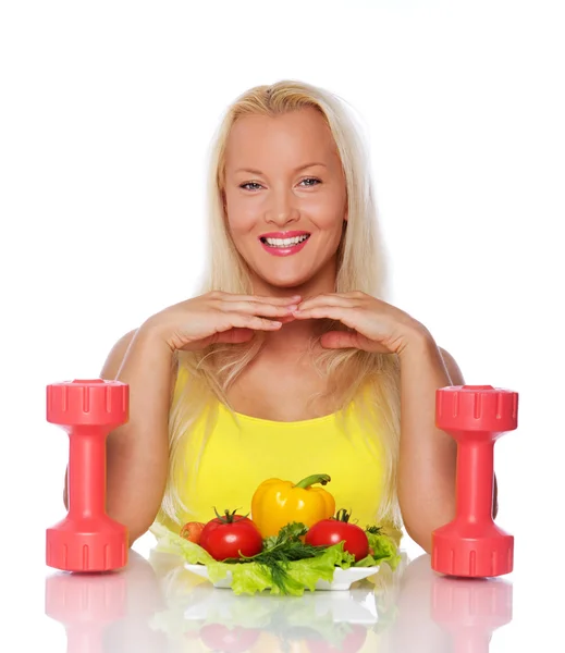 Portrét sportovce pózuje na kuchyň s jídlem — Stock fotografie