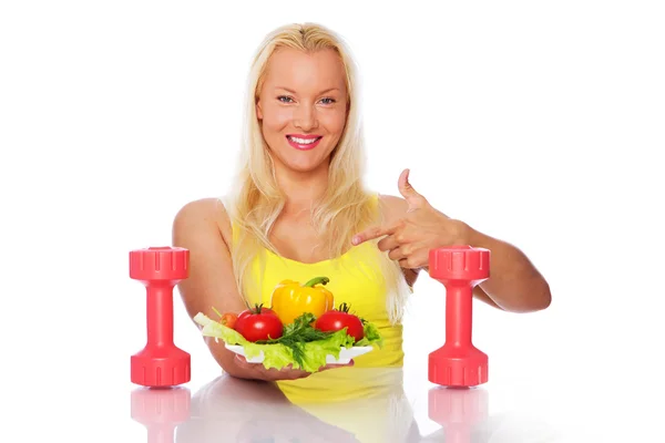 Retrato de vegetariano posando na cozinha com legumes — Fotografia de Stock