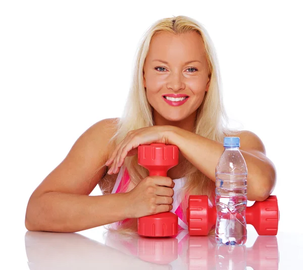 Portrait of sports woman posing in gym with dumbbells — Stock Photo, Image