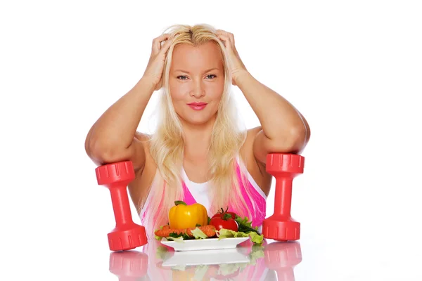 Portrét vegetariánské pózuje v kuchyni se zeleninou — Stock fotografie