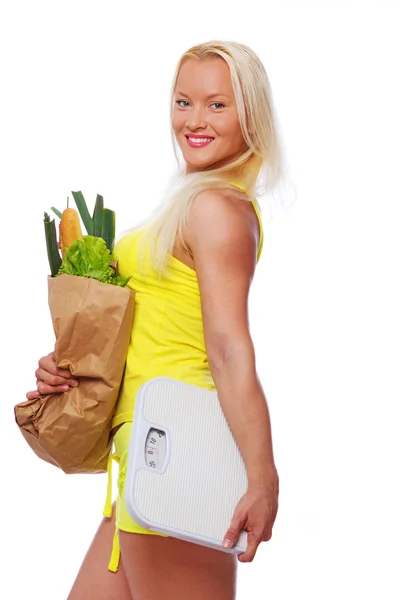 Retrato de mulher sorridente cutucando em estúdio com comida — Fotografia de Stock