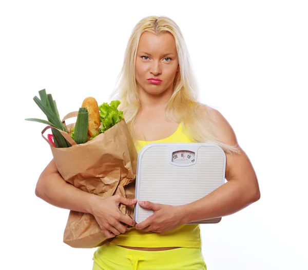 Porträtt av sexiga kvinna poserar i marknaden med mat — Stockfoto