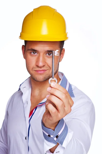 Retrato de trabalhador sexy posando em estúdio com chave — Fotografia de Stock