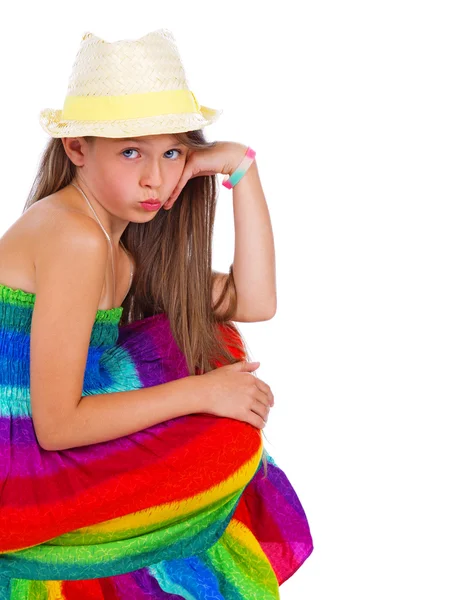 Retrato de menina bonita posando em casa em chapéu — Fotografia de Stock