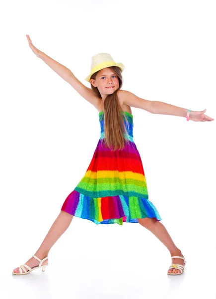 Retrato de niña sonriente posando en estudio con sombrero — Foto de Stock