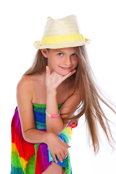 Retrato de niña sonriente posando en estudio con sombrero —  Fotos de Stock